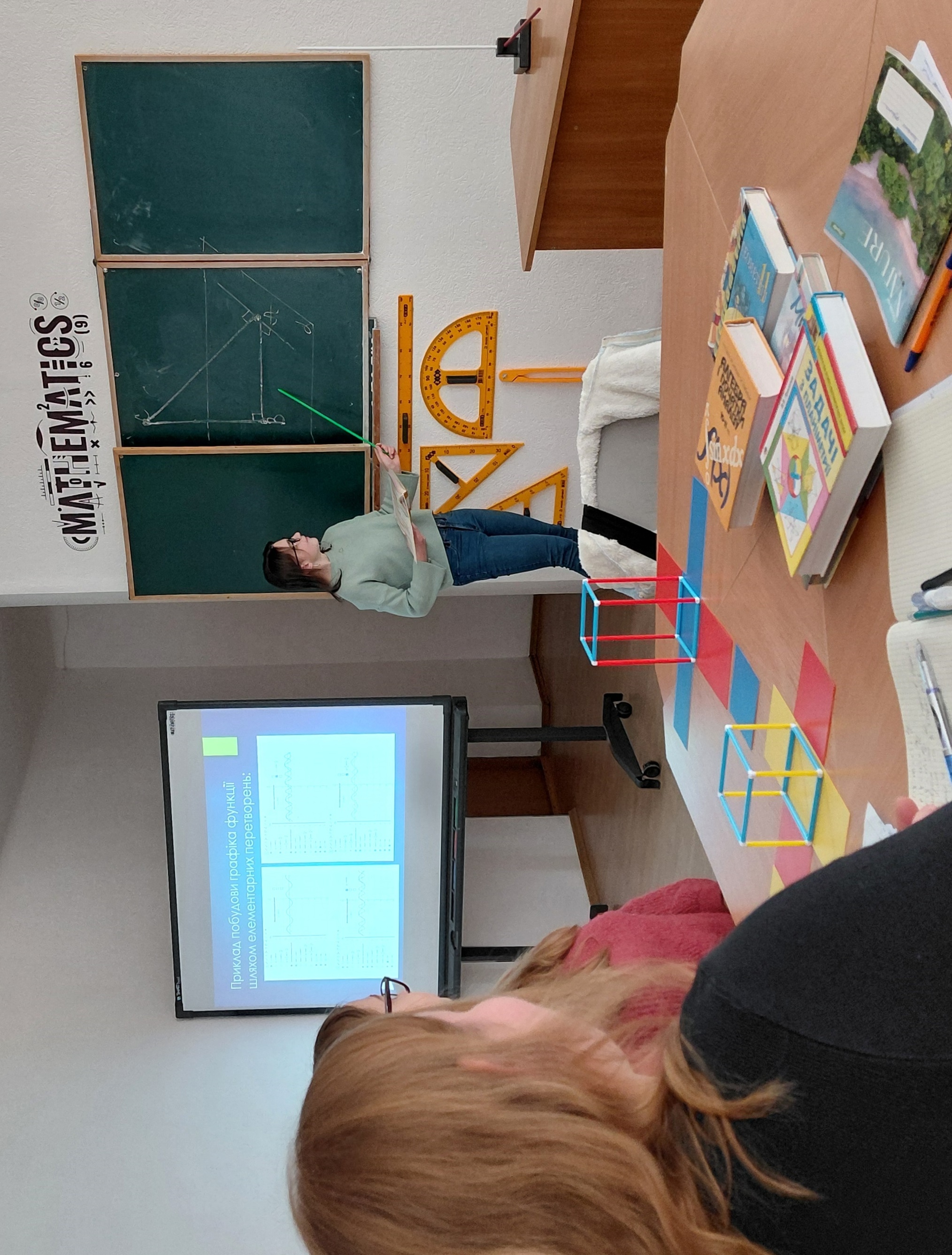 Валентина Паламар демонструє традиційне пояснен